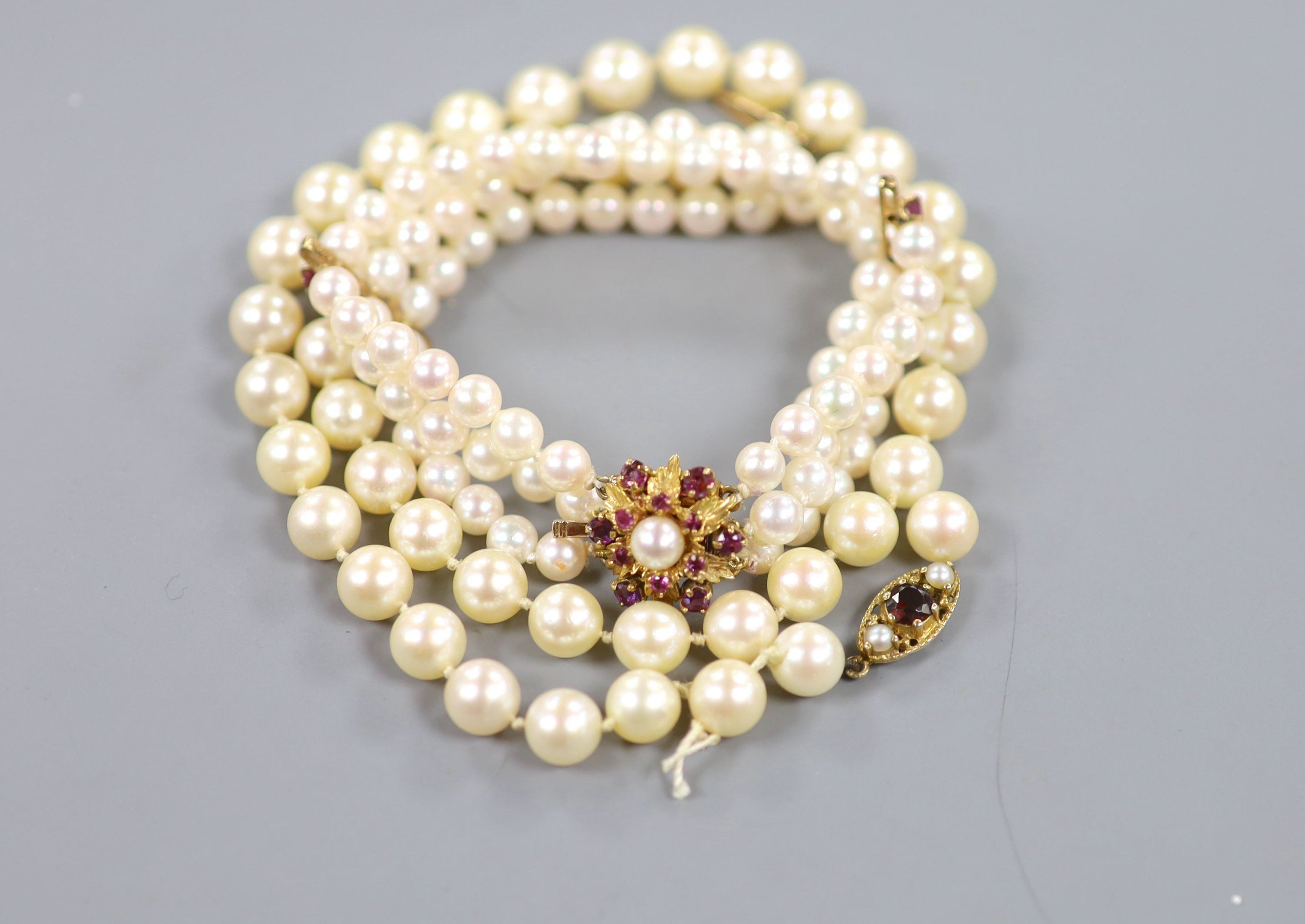 A modern triple strand cultured pearl bracelet, with 9ct clasp, approx. 17cm and a single strand cultured pearl necklace(a.f.).